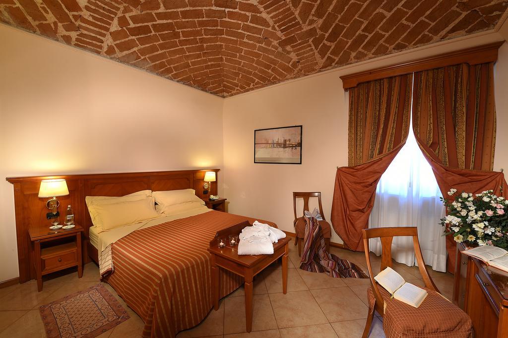 Hotel Acqui & Centro Benessere Acqui Terme Rom bilde